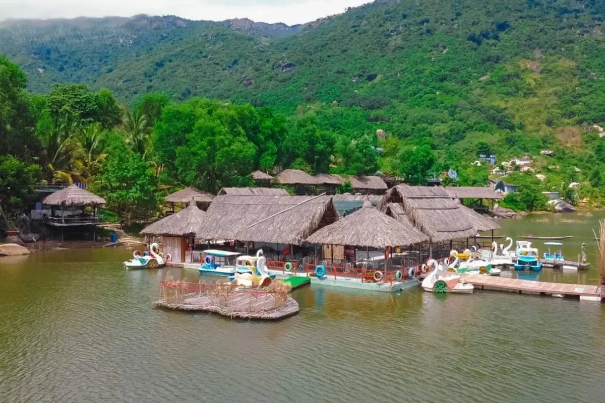 Khám Phá Hồ Kênh Hạ: "Viên Ngọc Bích" Thanh Tịnh Giữa Lòng Núi Rừng Nha Trang