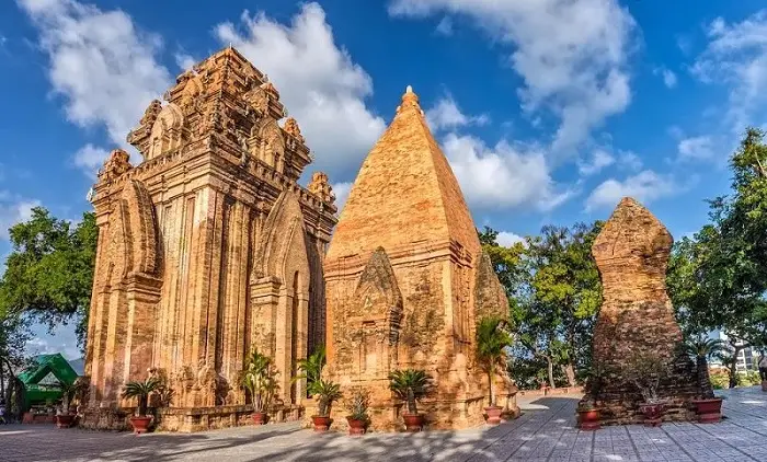 Tháp Bà Ponagar Nha Trang: Chạm Tay Vào Di Sản Nghìn Năm